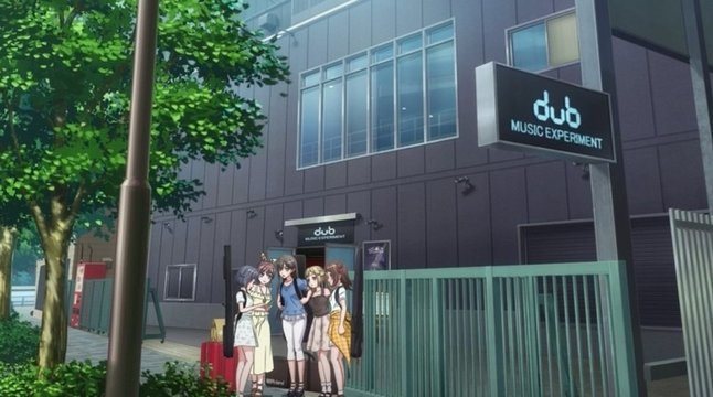 地下ライブハウスの入口とステージ